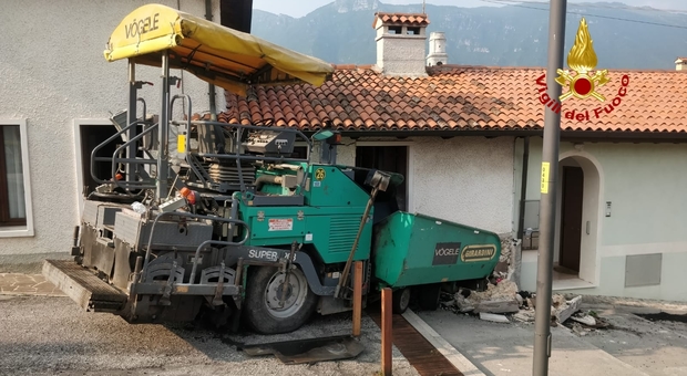 Vicenza, macchina asfaltatrice impazzisce e finisce contro una casa, strage sfiorata