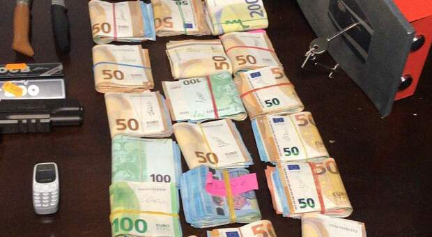 Fratelli spacciatori del Salernitano arrestati in Irpinia: in casa soldi e droga