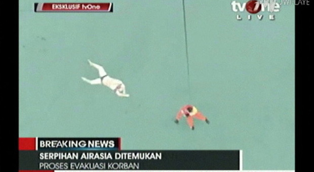 Precipitato in mare l'aereo AirAsia sparito: trovati corpi e rottami nel Mar di Giava