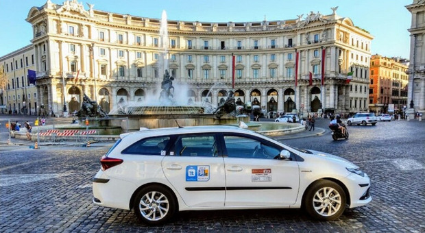 Taxi a Roma, niente Pos e tariffe gonfiate: tutti i trucchi dei “furbetti” che prendono di mira soprattutto i turisti