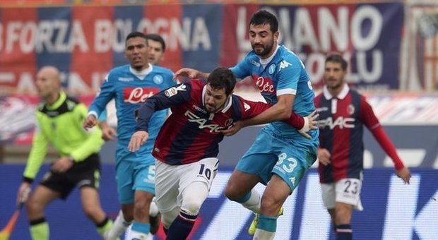 Il Bologna affonda 3-2 la corazzata Napoli, doppietta di Destro e di Higuain nel finale