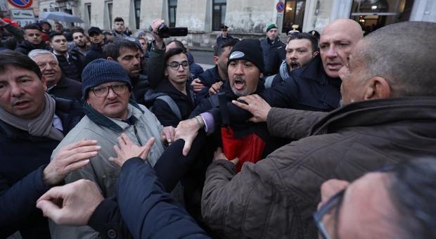 Il governo a Caserta tra le tensioni: Salvini contestato in piazza