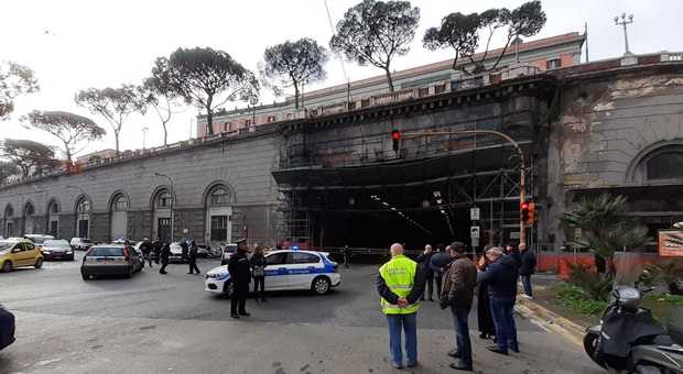 Traffico in tilt a Napoli, chiusa la galleria della Vittoria: impalcatura a rischio crollo
