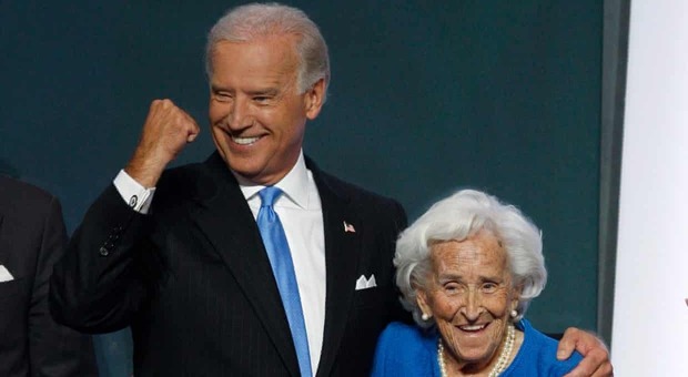 Regno Unito, la madre di Joe Biden fa scoppiare la polemica: «Nel letto della regina? Piuttosto dormo sul pavimento»