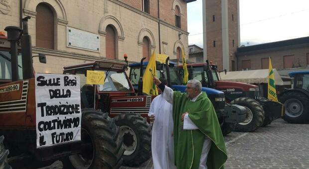 Coldiretti Pesaro Urbino, sfilano i trattori: a Marotta la Giornata del Ringraziamento