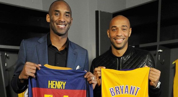 Kobe Bryant e Thierry Henry si scambiano le maglie