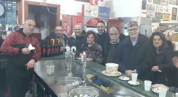 Sparatoria ad Arzano, un caffè al Roxy Bar contro la paura: dopo il raid voglia di riscatto