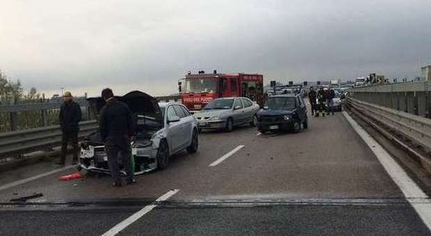 Ancona, carambola di 6 auto sull'asse attrezzato due feriti e traffico in tilt