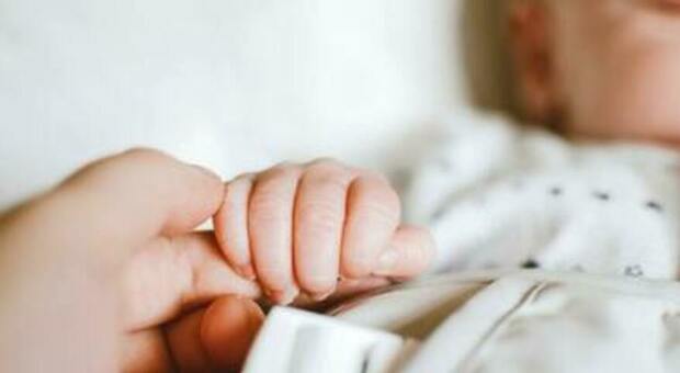 Bimba appena nata operata alla mano con intervento raro al Policlinico di Milano: curata malformazione alle dita