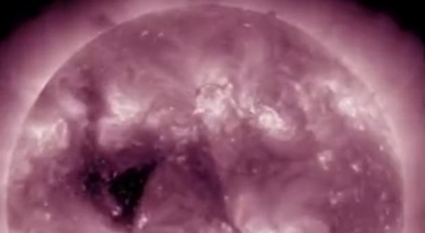 Sul sole appare un secondo buco 20 volte più grande della Terra. Gli scienziati: «Potrebbe mettere fuori uso i satelliti e la tecnologia»