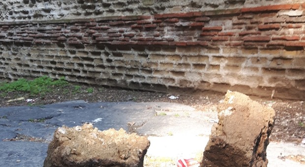 Pozzuoli: Arco Felice vecchio, crollano frammenti di tufo