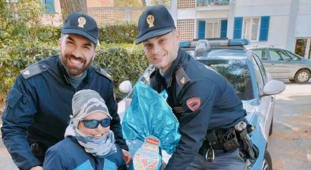 Ancona, un regalo speciale per il piccolo Maikol: la Pasqua festeggiata con gli amici poliziotti