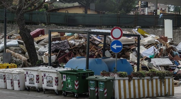 Napoli, padre e figlio rubano materiale nell'isola ecologica: denunciati