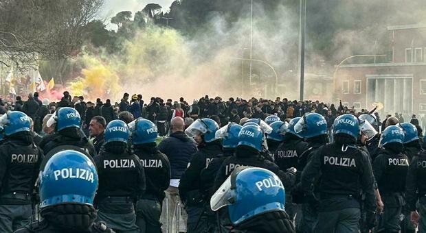 Lazio-Roma, alle 18 il derby: tensione fuori dall'Olimpico e stadio blindato