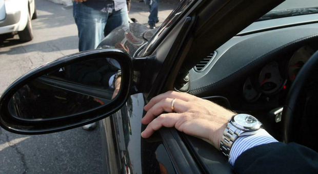 Prati, la banda dell'Audi: rapina da 50mila euro. Carro attrezzi e seghe circolari per sfondare gli ingressi