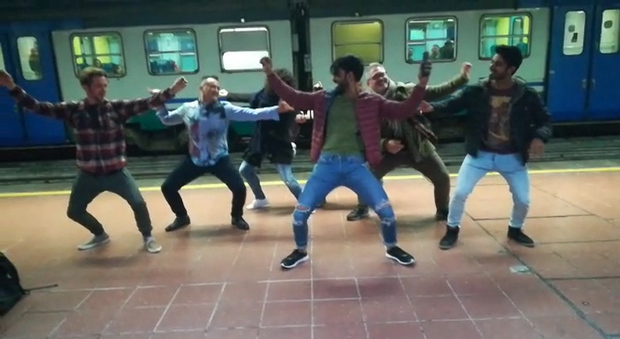 ll divo di Bollywood a Napoli, scatta la coreografia in metro