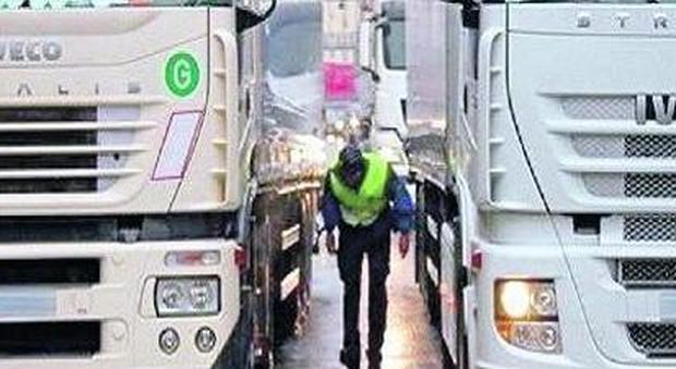 «Guida 16 ore o ti licenzio»: camionista denuncia la ditta