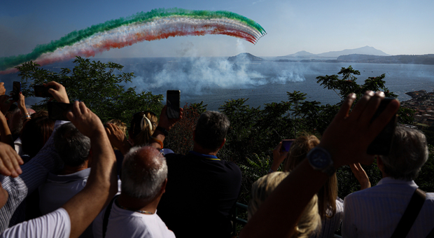Lo spettacolo delle frecce tricolori sul golfo di Napoli