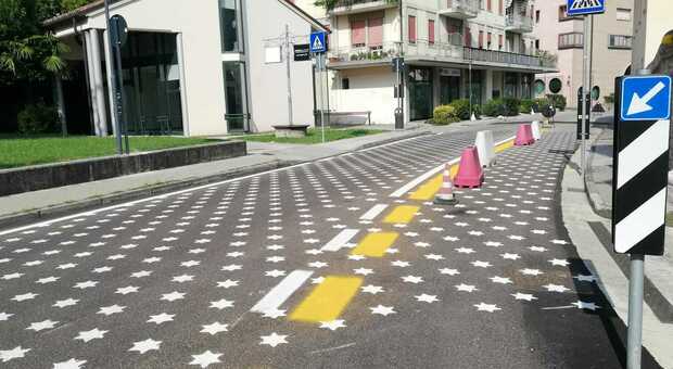 Le stelle a sei punte disegnate sull'asfalto in via Mazzini