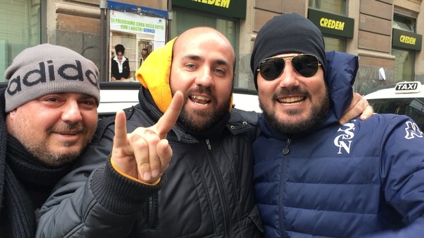 Attesa per Napoli-Juve: cori da stadio e sfottò per le strade della città