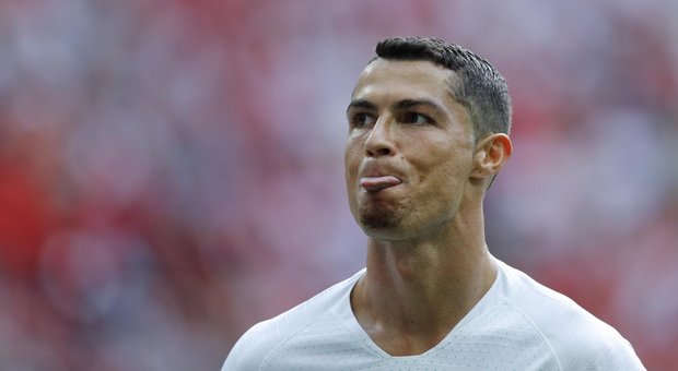 Tifosi dell'Iran suonano vuvuzela, Ronaldo si affaccia alla finestra: «Fatemi dormire»