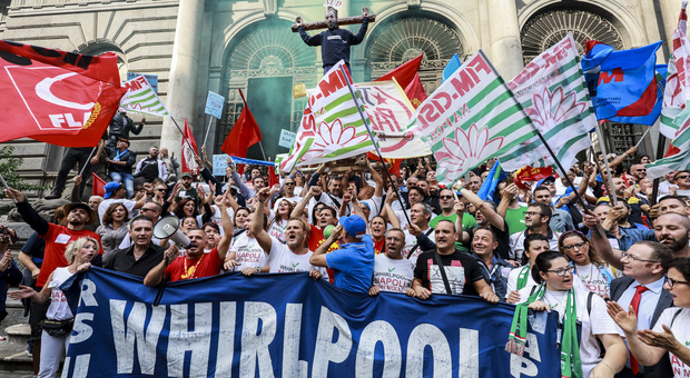Whirlpool Napoli, lavoratori in corteo: «Resistere o morire». Prosegue lo sciopero