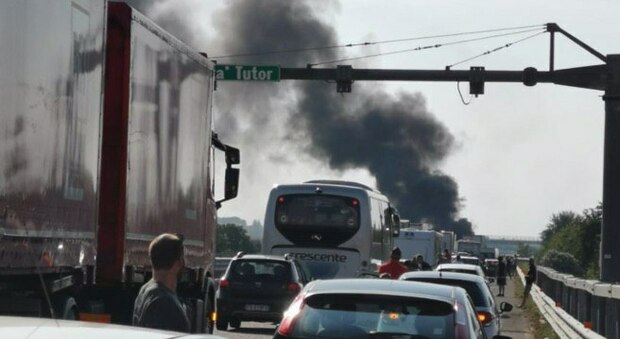 Assalto a un portavalori e auto in fiamme, la A14 bloccata in provincia di Foggia