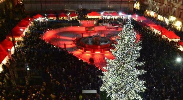 Pesaro, luminarie e albero di Natale: «Noi non spegniamo le luci»