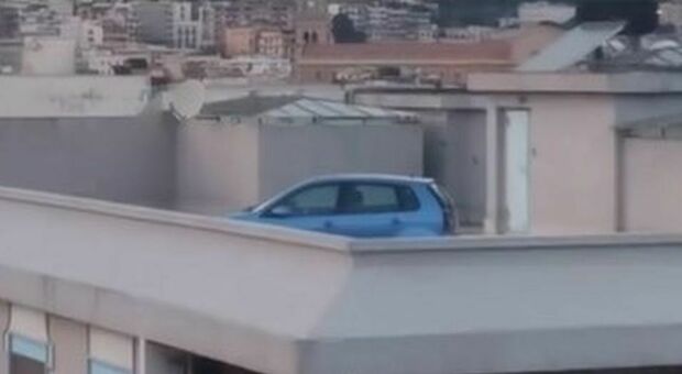 Auto parcheggiate su terrazzo a Messina: le immagini diventano virali sui socia. Ecco come è possibile