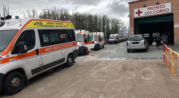 Frosinone, file e ambulanze bloccate per ore al Pronto soccorso dell'ospedale "Spaziani"