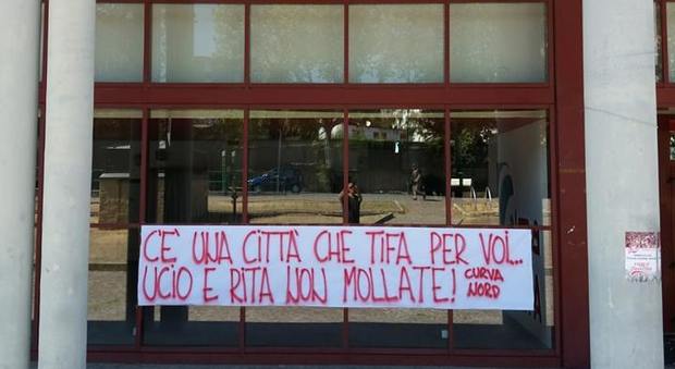 Triestini feriti a Genova, striscione al Palasport: «Non mollate»