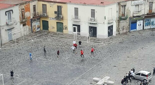 Covid a Napoli: zona rossa, ma in piazza Mercato si organizza una partita di calcio