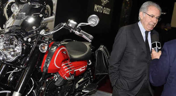 Roberto Colaninno con una Moto Guzzi