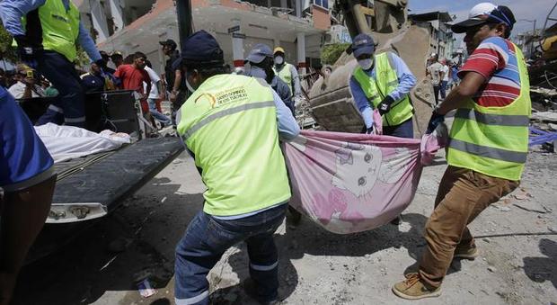 Terremoto in Ecuador, bimba salvata dopo 20 ore sotto le macerie