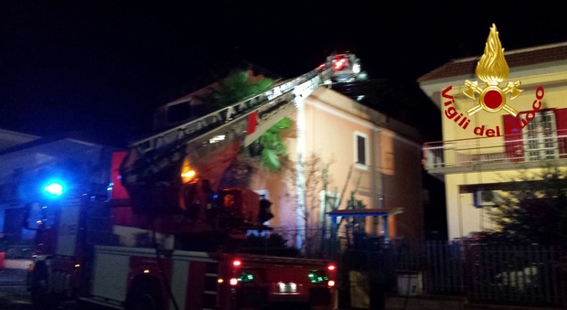 Incendio in casa, evacuati i residenti