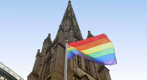 Coppie gay, anche in Austria aperto dissenso contro il Vaticano: bandiere Lgbt sui campanili per Pasqua