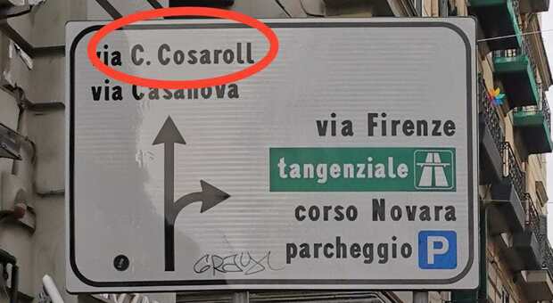 Napoli, da via Rosaroll a Cosaroll; l'errore grossolano sul cartello stradale: «Ponete rimedio»