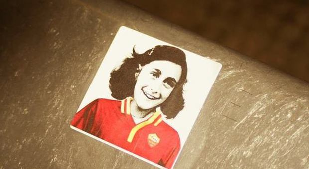 L'adesivo di Anna Frank con la maglia della Roma comparso nel quartiere Monti