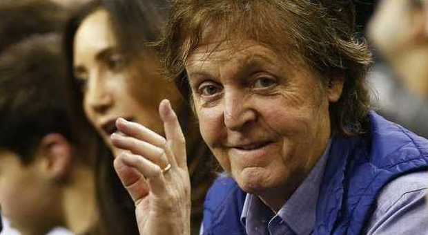 Paura per Paul McCartney, ricoverato a Tokyo: ha annullato cinque concerti
