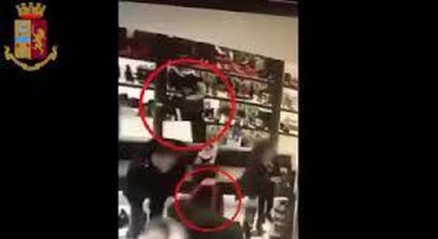 Milano, borseggiatrici bulgare scippano le clienti di un negozio di scarpe: arrestate