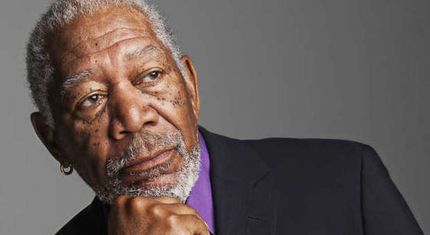 Paura per Morgan Freeman, scoppia pneumatico del suo aereo