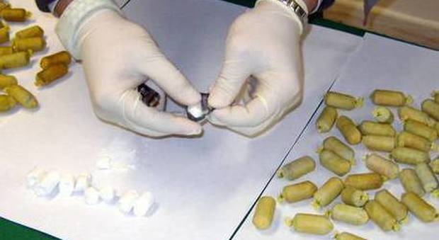 Mangia 20 ovuli di eroina per sfuggire ai carabinieri: 27enne in ospedale