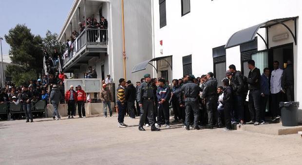 Lampedusa, donna denuncia: «Cinque tunisini hanno tentato di stuprarmi». Scatta caccia all'uomo Appello del sindaco