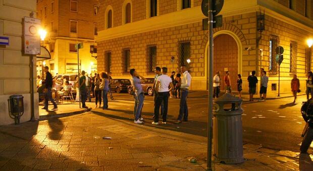 Caos in pieno centro a Lecce, volano tavoli e fioriere: arrestato 25enne