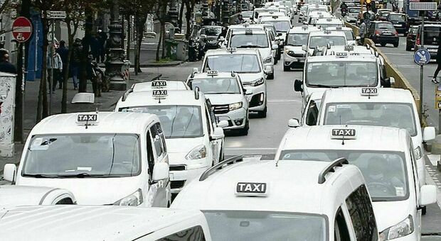 Taxi a Napoli, l'antitrust: «Bisogna aumentare le licenze»