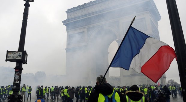 Parigi, chiudono Torre Eiffel e Louvre: tensione per le proteste di domani
