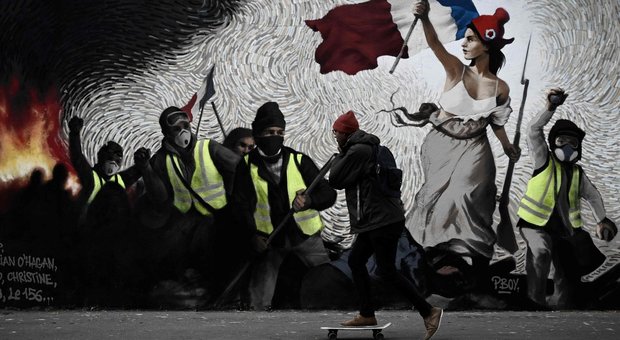 Il nuovo murales dedicato alle proteste dei gilet gialli: ecco "la libertà" di Delacroix riadattata