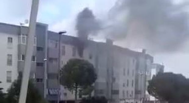 Taranto, incendio in appartamento al quinto piano: due morti VIDEO