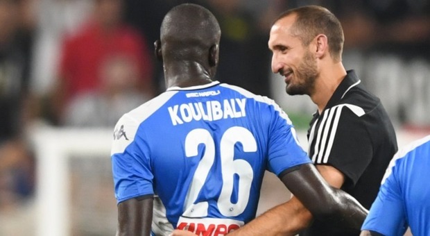 Juventus-Napoli, Chiellini in campo con le stampelle per consolare Koulibaly