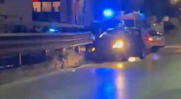Porto Sant'Elpidio, auto distrutta dopo lo schianto contro un palo: protesta dei residenti per la pericolosità di via Cavour